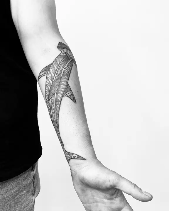 Polynesian tribal tattoo on the forearm, designed freehand by Leo Martínez at A Sailor's Grave Tattoo, Granollers (Barcelona).