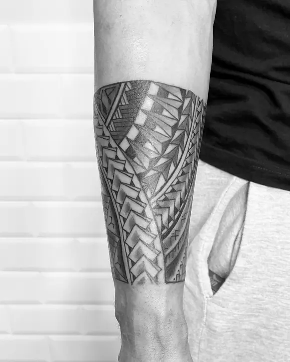 Polynesian tribal tattoo on an arm band, designed freehand by Leo Martínez at A Sailor's Grave Tattoo, Granollers (Barcelona).
