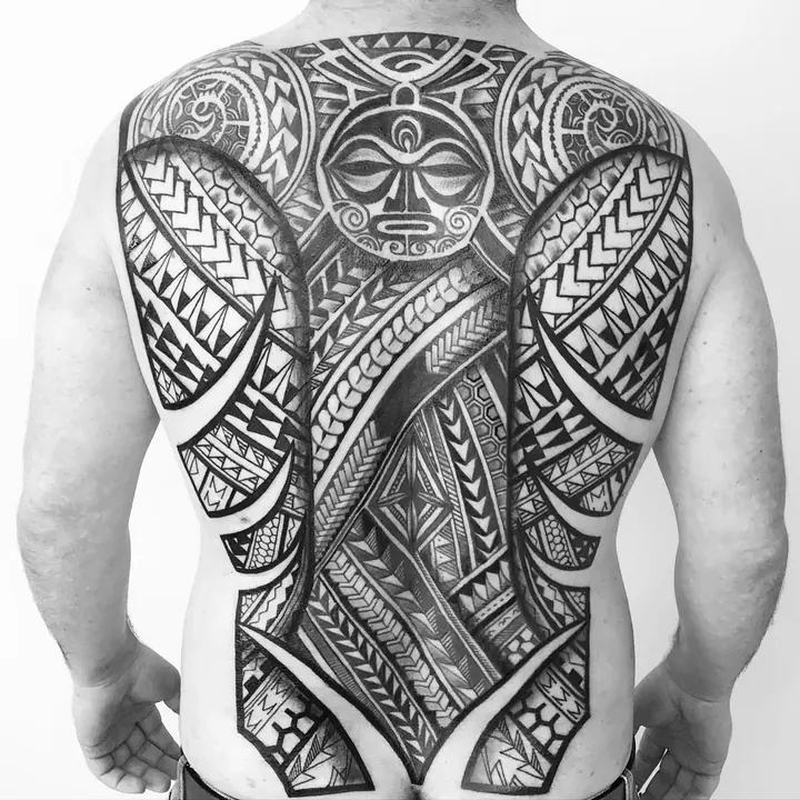 Polynesian tribal tattoo on the back, designed freehand by Leo Martínez at A Sailor's Grave Tattoo, Granollers (Barcelona).