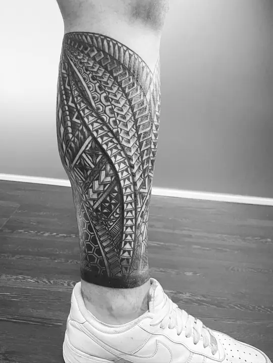 Polynesian tribal tattoo on the calf, designed freehand by Leo Martínez at A Sailor's Grave Tattoo, Granollers (Barcelona).