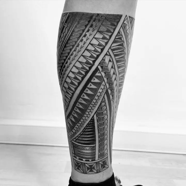 Polynesian tribal tattoo on the calf, designed freehand by Leo Martínez at A Sailor's Grave Tattoo, Granollers (Barcelona).