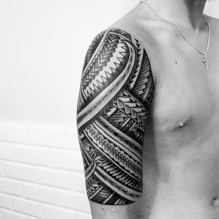 Polynesian tribal tattoo on the shoulder and arm, designed freehand by Leo Martínez at A Sailor's Grave Tattoo, Granollers (Barcelona).