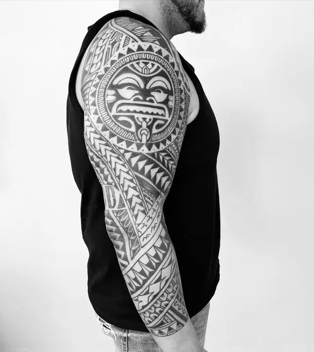 Polynesian tribal tattoo on the shoulder and arm, designed freehand by Leo Martínez at A Sailor's Grave Tattoo, Granollers (Barcelona).