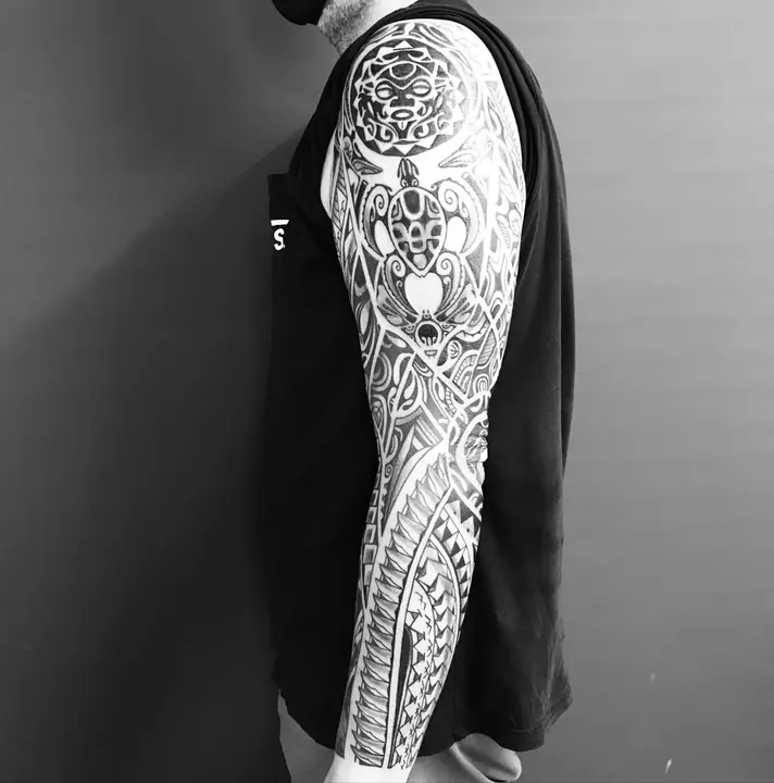 Polynesian tribal tattoo on the shoulder and arm, designed freehand by Leo Martínez at A Sailor's Grave Tattoo, Granollers (Barcelona).