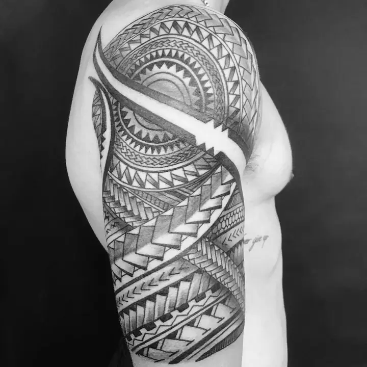 Polynesian tribal tattoo on the shoulder and arm, designed freehand by Leo Martínez at A Sailor's Grave Tattoo, Granollers (Barcelona).