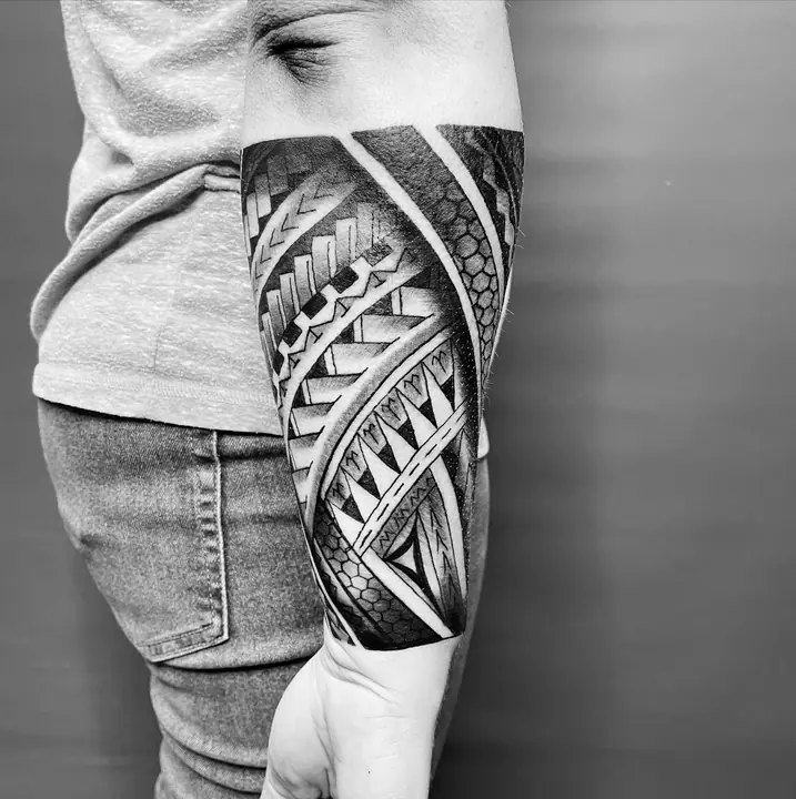 Polynesian tribal tattoo on the shoulder and arm, designed freehand by Leo Martínez at A Sailor's Grave Tattoo, Granollers (Barcelona).