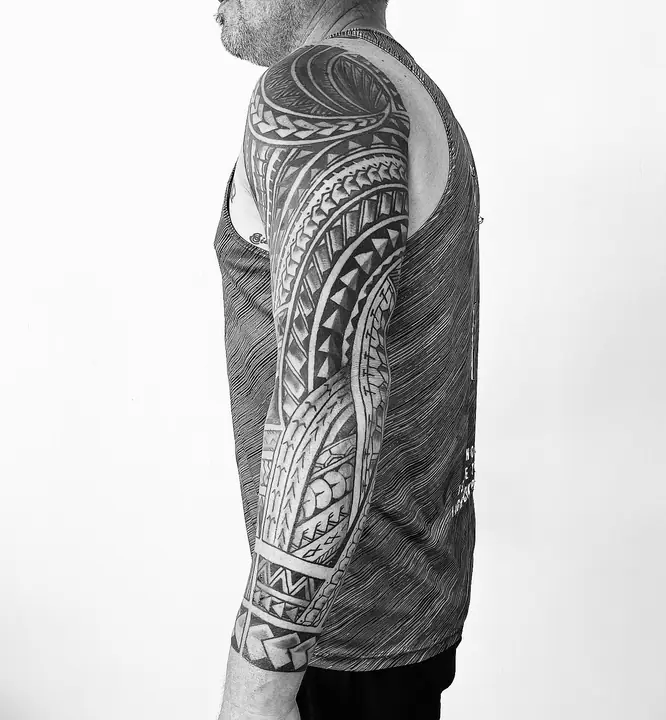 Polynesian tribal tattoo on the shoulder and arm, designed freehand by Leo Martínez at A Sailor's Grave Tattoo, Granollers (Barcelona).