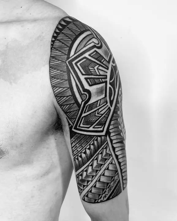 Polynesian tribal tattoo on the shoulder and arm, designed freehand by Leo Martínez at A Sailor's Grave Tattoo, Granollers (Barcelona).