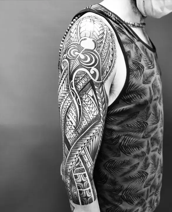 Polynesian tribal tattoo on the shoulder and arm, designed freehand by Leo Martínez at A Sailor's Grave Tattoo, Granollers (Barcelona).