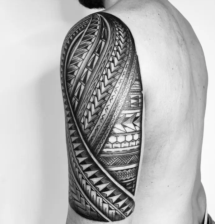 Polynesian tribal tattoo on the shoulder and arm, designed freehand by Leo Martínez at A Sailor's Grave Tattoo, Granollers (Barcelona).