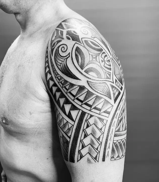 Polynesian tribal tattoo on the shoulder and arm, designed freehand by Leo Martínez at A Sailor's Grave Tattoo, Granollers (Barcelona).