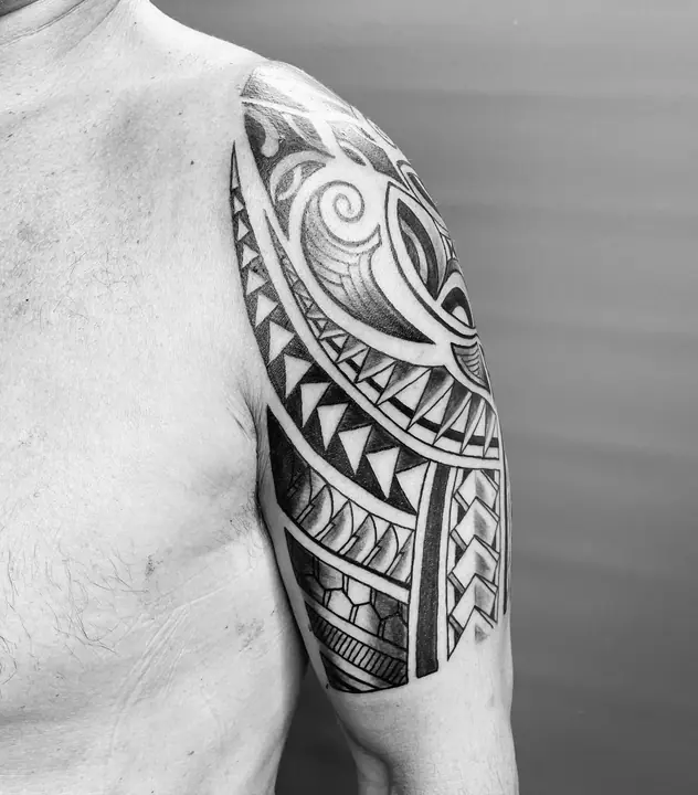 Polynesian tribal tattoo on the shoulder and arm, designed freehand by Leo Martínez at A Sailor's Grave Tattoo, Granollers (Barcelona).