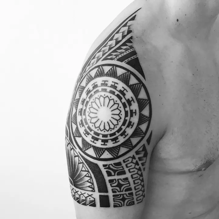 Polynesian tribal tattoo on the shoulder and arm, designed freehand by Leo Martínez at A Sailor's Grave Tattoo, Granollers (Barcelona).