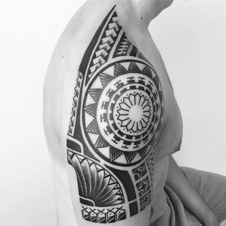 Polynesian tribal tattoo on the shoulder and arm, designed freehand by Leo Martínez at A Sailor's Grave Tattoo, Granollers (Barcelona).