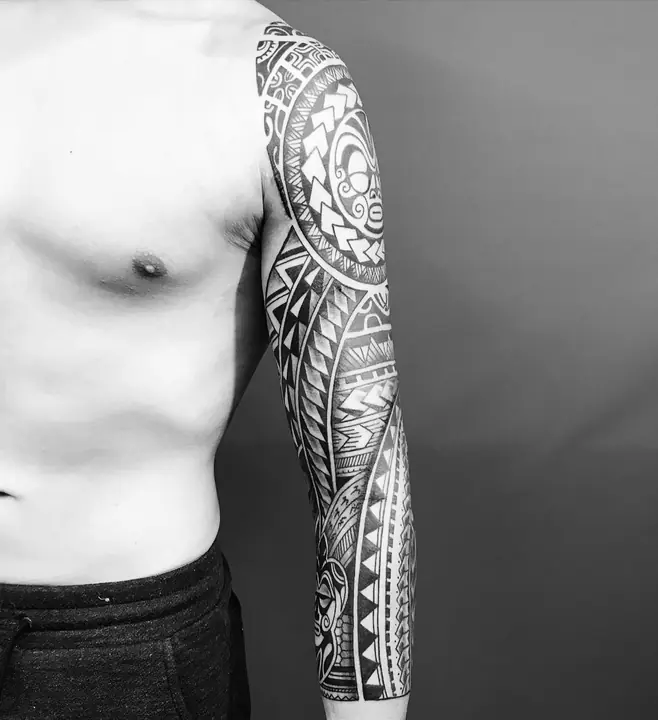 Polynesian tribal tattoo on a full arm sleeve, designed freehand by Leo Martínez at A Sailor's Grave Tattoo, Granollers (Barcelona).