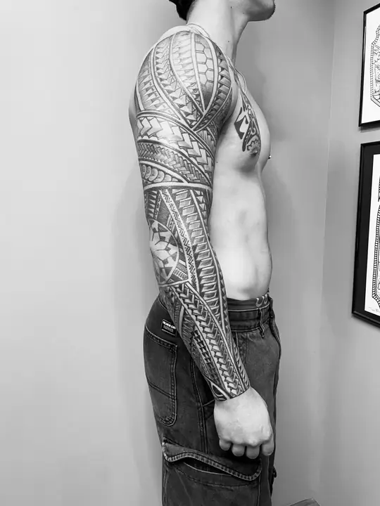 Polynesian tribal tattoo on a full arm sleeve, designed freehand by Leo Martínez at A Sailor's Grave Tattoo, Granollers (Barcelona).