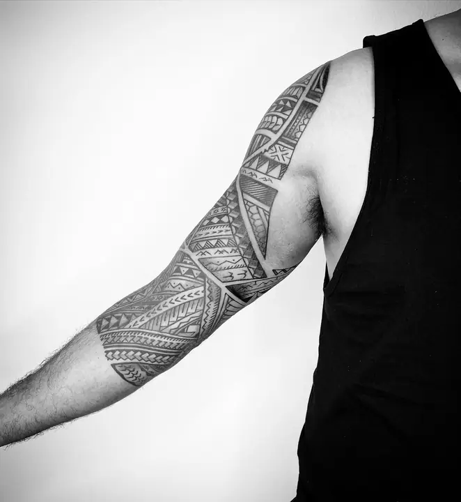 Polynesian tribal tattoo on a full arm sleeve, designed freehand by Leo Martínez at A Sailor's Grave Tattoo, Granollers (Barcelona).