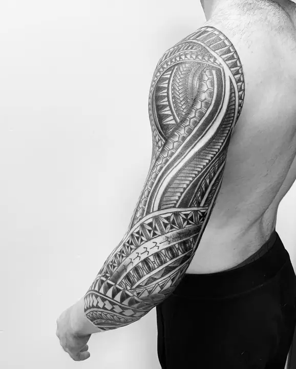 Polynesian tribal tattoo on a full arm sleeve, designed freehand by Leo Martínez at A Sailor's Grave Tattoo, Granollers (Barcelona).