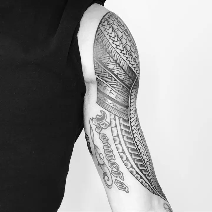 Polynesian tribal tattoo on a full arm sleeve, designed freehand by Leo Martínez at A Sailor's Grave Tattoo, Granollers (Barcelona).