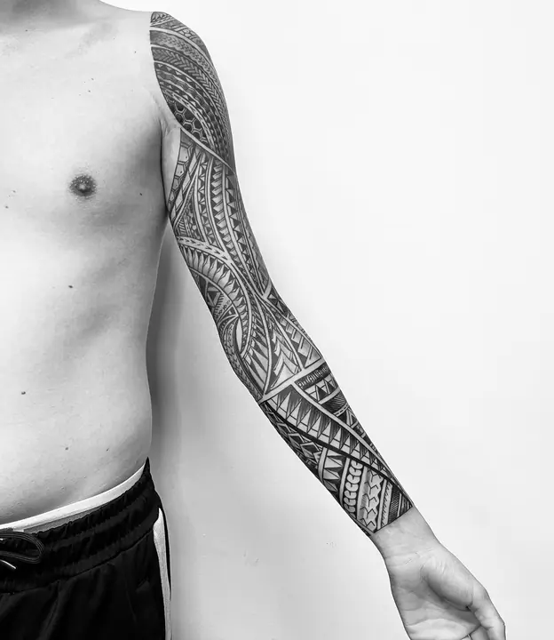 Polynesian tribal tattoo on a full arm sleeve, designed freehand by Leo Martínez at A Sailor's Grave Tattoo, Granollers (Barcelona).