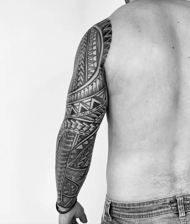 Polynesian tribal tattoo on a full arm sleeve, designed freehand by Leo Martínez at A Sailor's Grave Tattoo, Granollers (Barcelona).