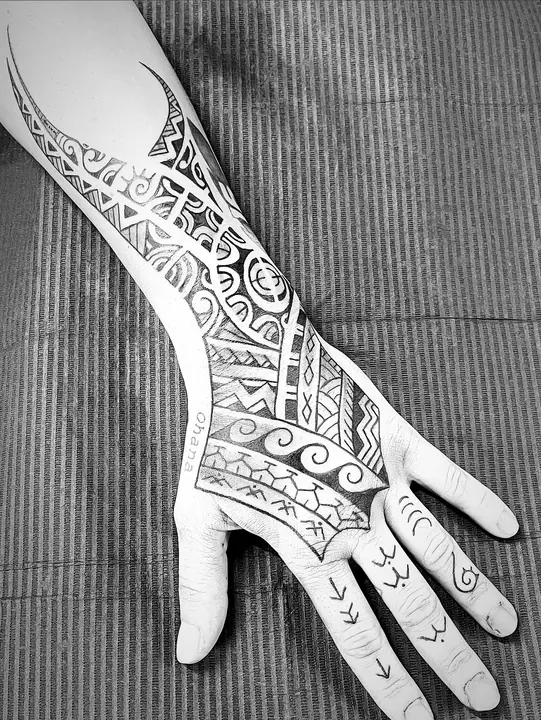 Polynesian tribal tattoo on the hand, designed freehand by Leo Martínez at A Sailor's Grave Tattoo, Granollers (Barcelona).