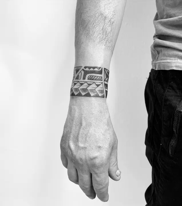 Polynesian tribal tattoo on the wrist, designed freehand by Leo Martínez at A Sailor's Grave Tattoo, Granollers (Barcelona).
