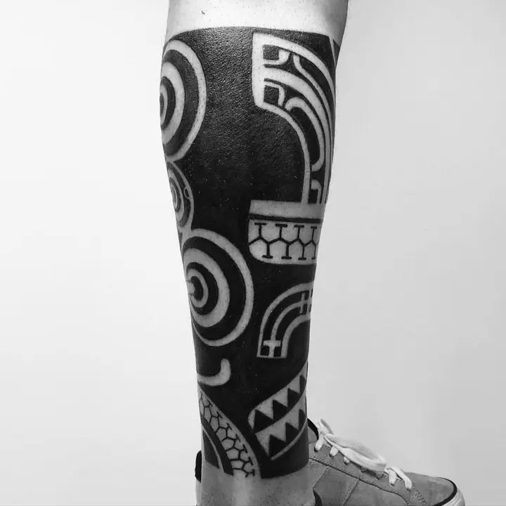 Polynesian tribal tattoo on the leg, designed freehand by Leo Martínez at A Sailor's Grave Tattoo, Granollers (Barcelona).